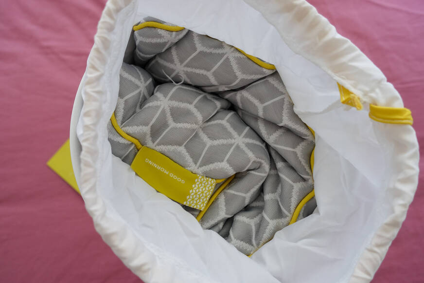 brightr luna adjustable memory foam pillow delivery bag